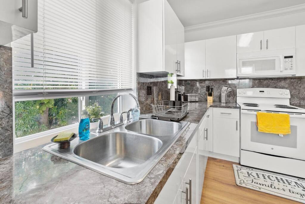 Comfy & Updated Apartment Centrally Located Minutes Away From Everything! Miami Eksteriør bilde