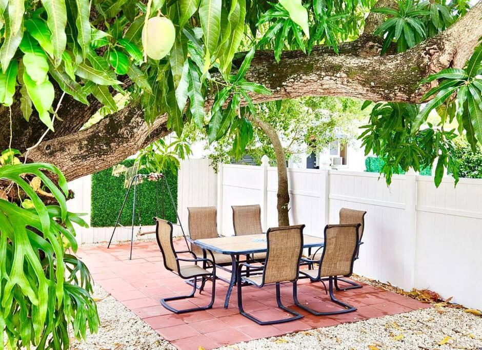 Comfy & Updated Apartment Centrally Located Minutes Away From Everything! Miami Eksteriør bilde